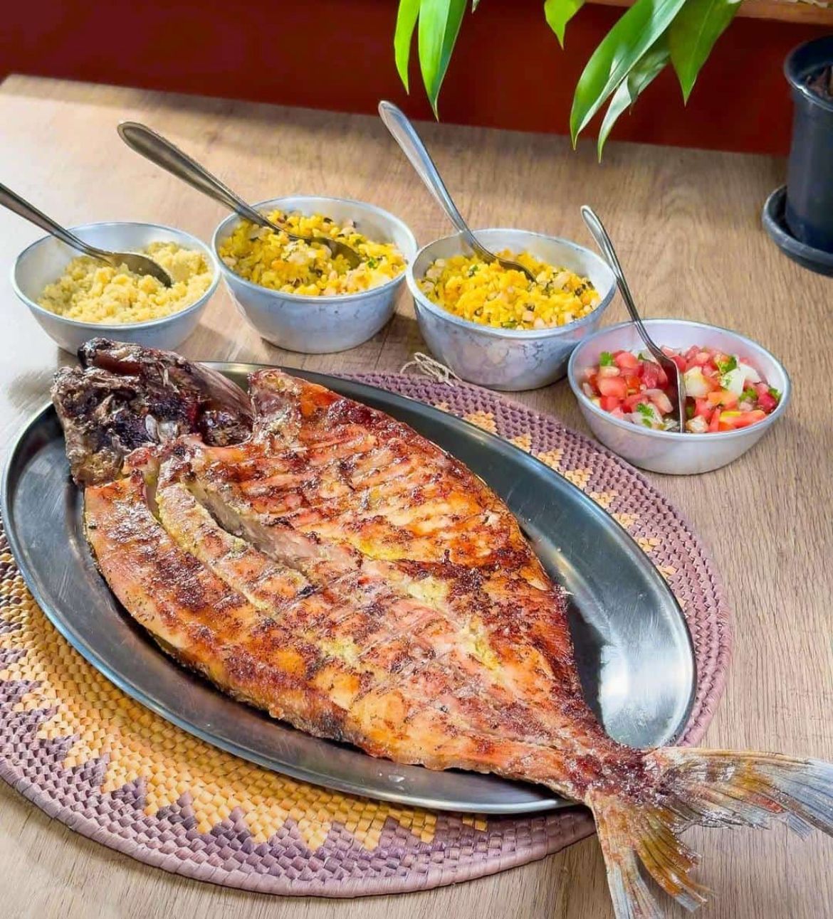 Peixe inteiro na travessa com acompanhamentos